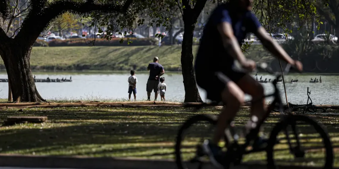Pesquisas apontam que as mudanças climáticas colocam em risco a saúde de crianças pequenas. Estudo mostra aumento de até 364% na mortalidade neonatal em dias frios e maior vulnerabilidade em todo o Brasil.