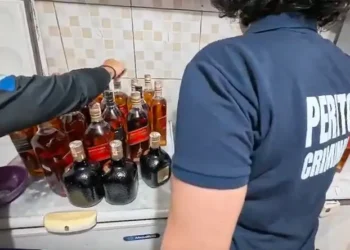 Polícia Civil realiza a Operação Poison Source em São Paulo para combater a produção e venda de bebidas adulteradas com metanol. Estado tem 28 vítimas e cinco mortes confirmadas.