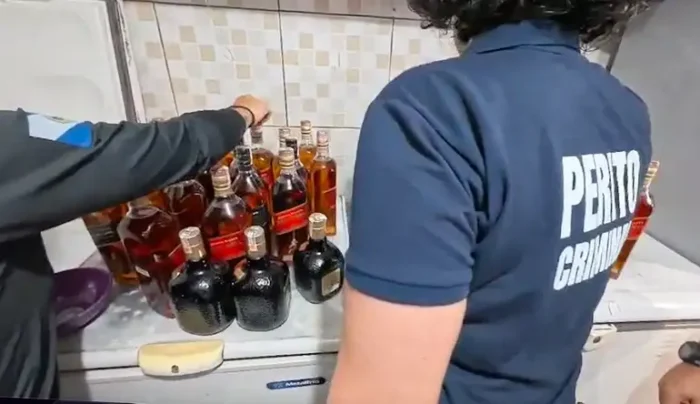 Polícia Civil realiza a Operação Poison Source em São Paulo para combater a produção e venda de bebidas adulteradas com metanol. Estado tem 28 vítimas e cinco mortes confirmadas.