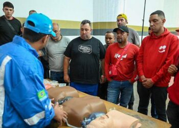 O Ministério da Saúde e o iFood capacitaram 100 entregadores em primeiros socorros, com apoio da Força Nacional do SUS. A iniciativa do programa Anjos de Capacete busca ampliar a segurança no trânsito e fortalecer a resposta a emergências.
