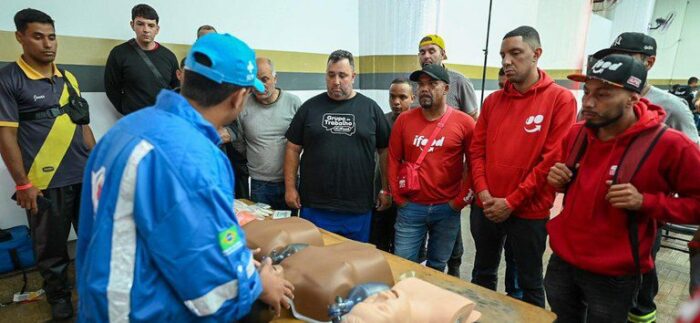 O Ministério da Saúde e o iFood capacitaram 100 entregadores em primeiros socorros, com apoio da Força Nacional do SUS. A iniciativa do programa Anjos de Capacete busca ampliar a segurança no trânsito e fortalecer a resposta a emergências.