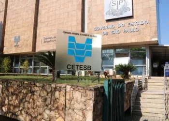 A Cetesb investiga a morte de peixes no rio São José dos Dourados, em Meridiano (SP). Há suspeita de vazamento de vinhaça após rompimento de tubulação em uma usina de açúcar e álcool.