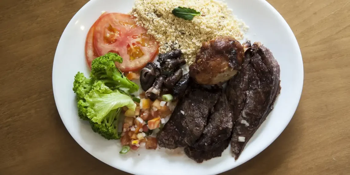 O número de lares brasileiros em insegurança alimentar grave caiu 19,9% entre 2023 e 2024, segundo o IBGE. País registra o menor índice histórico desde 2004.