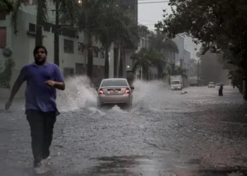 A Defesa Civil de São Paulo emitiu alerta para temporal em todas as regiões da capital nesta sexta (10). O órgão recomenda evitar áreas alagadas, enxurradas e locais com risco de deslizamento.