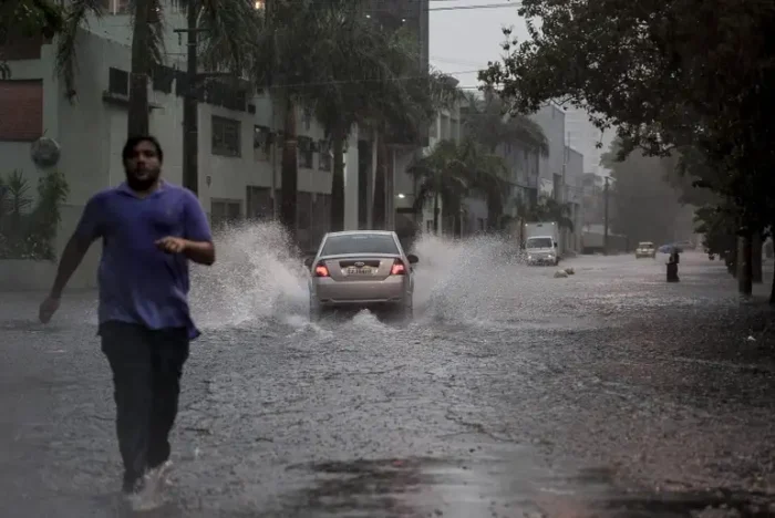 A Defesa Civil de São Paulo emitiu alerta para temporal em todas as regiões da capital nesta sexta (10). O órgão recomenda evitar áreas alagadas, enxurradas e locais com risco de deslizamento.