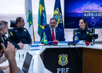 PRF prende 83 pessoas em operação nacional contra crimes de violência contra mulheres. Ação inédita ocorreu nas rodovias federais e usou tecnologia de rastreamento de foragidos.