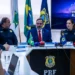 PRF prende 83 pessoas em operação nacional contra crimes de violência contra mulheres. Ação inédita ocorreu nas rodovias federais e usou tecnologia de rastreamento de foragidos.