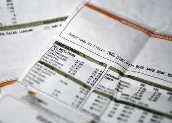 Aneel mantém bandeira vermelha patamar 1 em novembro. Contas de luz terão acréscimo de R$ 4,46 a cada 100 kWh por causa do baixo nível dos reservatórios e acionamento de termelétricas.