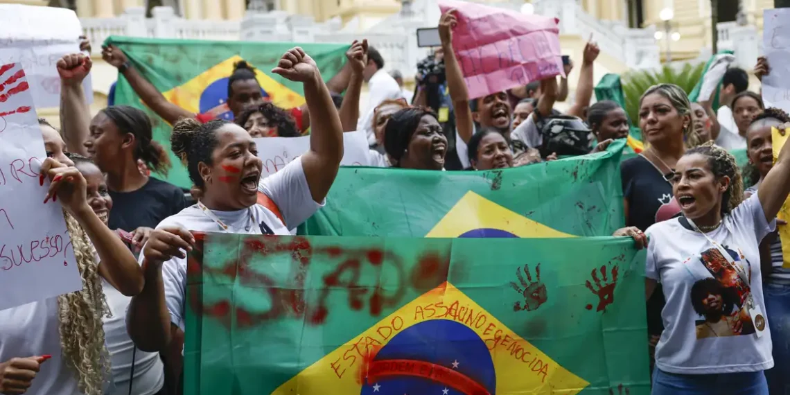 Moradores dos Complexos do Alemão e da Penha protestaram em frente ao Palácio Guanabara contra a operação policial que deixou mais de 100 mortos. Eles acusam o governador Cláudio Castro de comandar uma “carnificina” e pedem responsabilização.