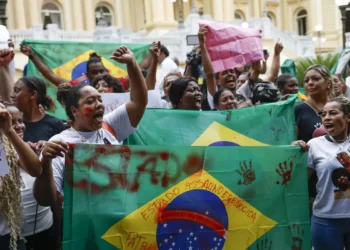 Moradores dos Complexos do Alemão e da Penha protestaram em frente ao Palácio Guanabara contra a operação policial que deixou mais de 100 mortos. Eles acusam o governador Cláudio Castro de comandar uma “carnificina” e pedem responsabilização.