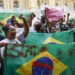 Moradores dos Complexos do Alemão e da Penha protestaram em frente ao Palácio Guanabara contra a operação policial que deixou mais de 100 mortos. Eles acusam o governador Cláudio Castro de comandar uma “carnificina” e pedem responsabilização.