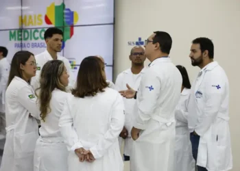 Segunda chamada do projeto Mais Médicos Especialistas encerra inscrições nesta sexta-feira (3). São quase 3 mil vagas em hospitais e ambulatórios do SUS, com cursos de aperfeiçoamento profissional.