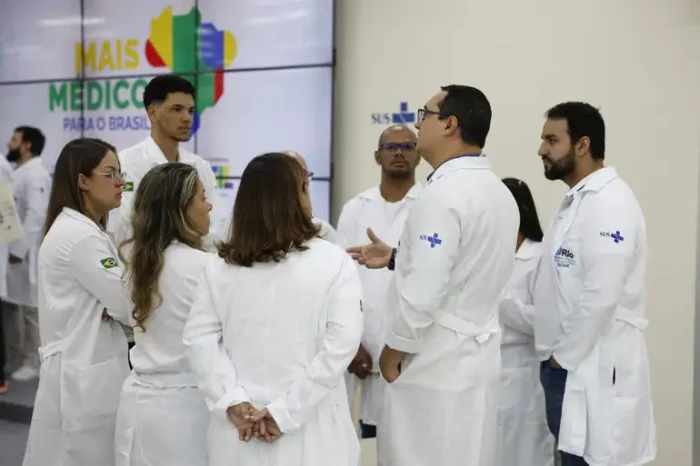Segunda chamada do projeto Mais Médicos Especialistas encerra inscrições nesta sexta-feira (3). São quase 3 mil vagas em hospitais e ambulatórios do SUS, com cursos de aperfeiçoamento profissional.