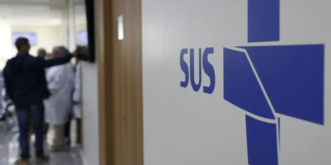 Lula sanciona a MP 1301/2025, que cria o programa Agora Tem Especialistas. A iniciativa amplia o atendimento especializado no SUS com incentivos fiscais a hospitais e clínicas privadas.