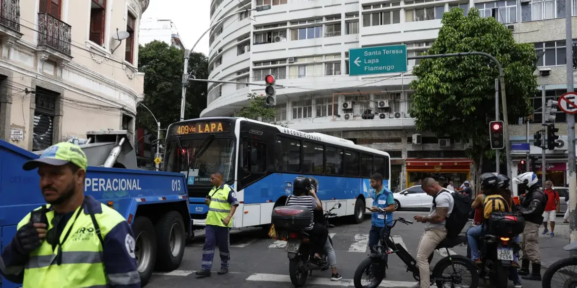 Depois da operação policial mais letal da história do Rio, que deixou 64 mortos e gerou bloqueios em 35 ruas, a cidade amanheceu em normalidade. Transporte e vias já foram totalmente liberados.