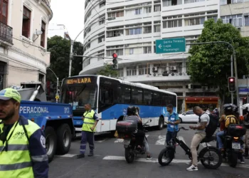 Depois da operação policial mais letal da história do Rio, que deixou 64 mortos e gerou bloqueios em 35 ruas, a cidade amanheceu em normalidade. Transporte e vias já foram totalmente liberados.