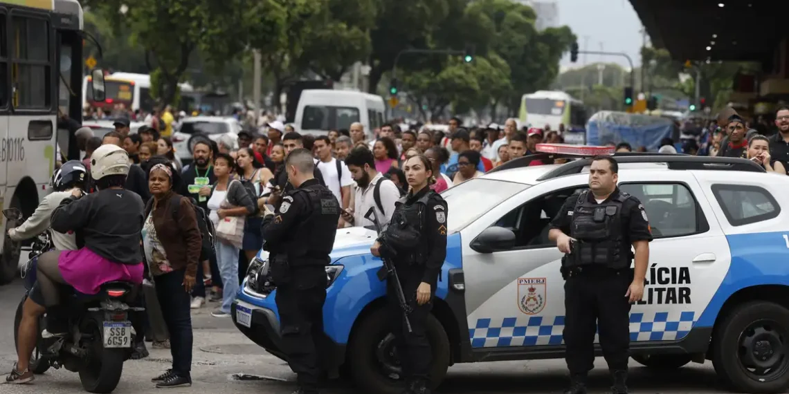 Com 64 mortos e 81 presos, o Rio vive a maior operação policial em 15 anos. Ação busca conter o avanço do Comando Vermelho e já é a mais letal da história do estado.