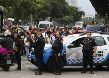 Com 64 mortos e 81 presos, o Rio vive a maior operação policial em 15 anos. Ação busca conter o avanço do Comando Vermelho e já é a mais letal da história do estado.