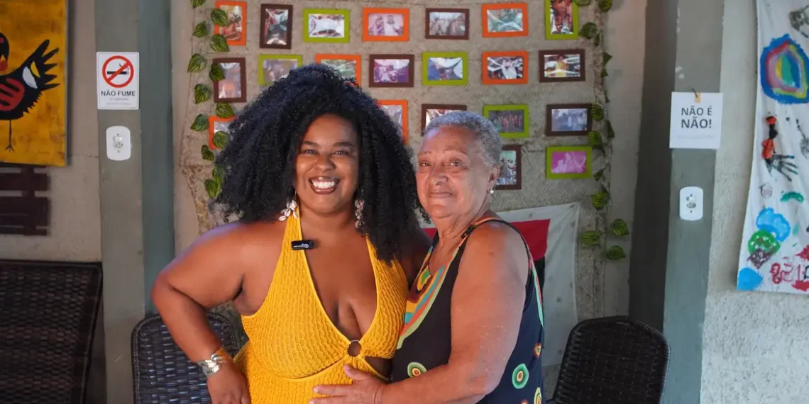 A série “Avós da Comunidade”, de Dandara Barbosa, celebra a sabedoria ancestral e a oralidade dos griôs que guardam as memórias dos bairros do Rio.