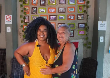A série “Avós da Comunidade”, de Dandara Barbosa, celebra a sabedoria ancestral e a oralidade dos griôs que guardam as memórias dos bairros do Rio.