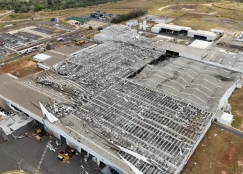 A Toyota retomará gradualmente a produção no Brasil em 3 de novembro, priorizando versões híbridas do Corolla e Corolla Cross. Motores convencionais só voltam em 2026.
