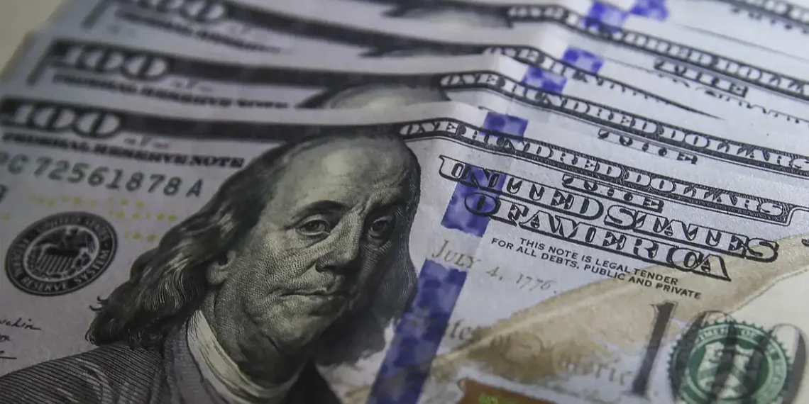 Dólar sobe e Ibovespa cai com turbulências externas e votação de MP que aumenta tributação sobre investimentos no Brasil.