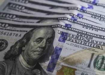 Dólar sobe e Ibovespa cai com turbulências externas e votação de MP que aumenta tributação sobre investimentos no Brasil.