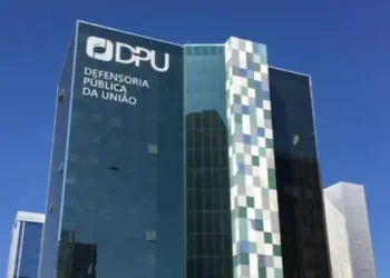 DPU pede ao STF que Eduardo Bolsonaro seja notificado por carta rogatória nos EUA, para garantir direito de defesa em processo sobre sanções dos EUA.