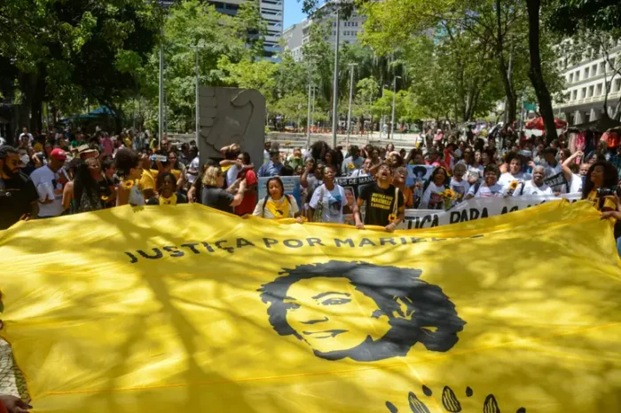 O Instituto Marielle Franco divulgou carta cobrando que os mandantes do assassinato da vereadora e do motorista Anderson Gomes sejam julgados pelo STF. A entidade afirma que a justiça só será plena com a responsabilização total.
