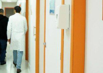 MS orienta estados sobre atendimento a intoxicação por metanol, com definição de casos, fluxo laboratorial e distribuição de antídotos fomepizol e etanol farmacêutico.