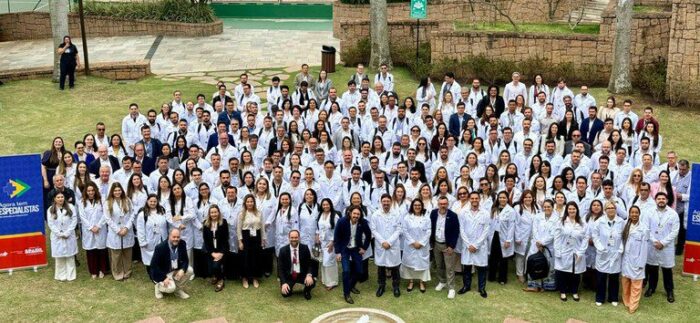 O Ministério da Saúde acolheu 322 médicos selecionados pelo programa Agora Tem Especialistas. Eles atuarão em 156 municípios de 24 estados para fortalecer o SUS, reduzir filas e ampliar o atendimento de média e alta complexidade.
