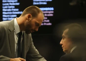 Ministro Alexandre de Moraes, do STF, ordena que a Defensoria Pública da União assuma a defesa de Eduardo Bolsonaro em processo sobre sanções impostas pelos EUA. Deputado não apresentou defesa e pode perder mandato por faltas na Câmara.