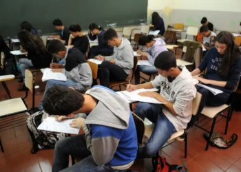O Inep disponibilizou o Cartão de Confirmação de Inscrição do Enem 2025, com informações sobre locais, horários e atendimentos especiais. Provas ocorrem em novembro, com exceções no Pará.