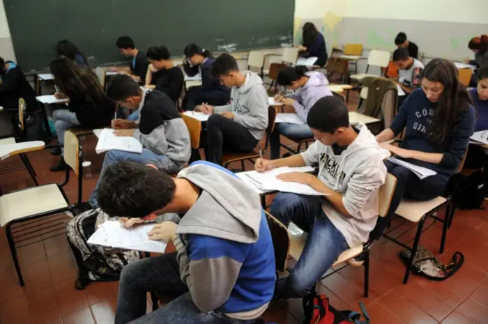 O Inep disponibilizou o Cartão de Confirmação de Inscrição do Enem 2025, com informações sobre locais, horários e atendimentos especiais. Provas ocorrem em novembro, com exceções no Pará.
