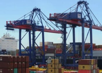 A balança comercial brasileira teve superávit de US$ 1,767 bilhão na 4ª semana de outubro de 2025, segundo o MDIC. Exportações somam US$ 282,8 bilhões no ano e seguem impulsionadas pelo agronegócio.