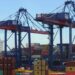 A balança comercial brasileira teve superávit de US$ 1,767 bilhão na 4ª semana de outubro de 2025, segundo o MDIC. Exportações somam US$ 282,8 bilhões no ano e seguem impulsionadas pelo agronegócio.