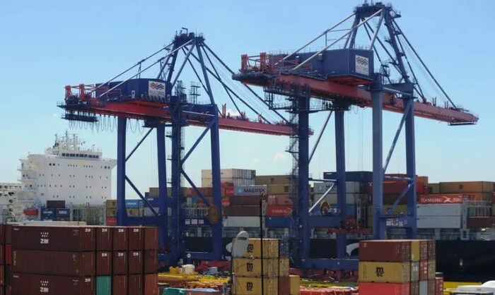 A balança comercial brasileira teve superávit de US$ 1,767 bilhão na 4ª semana de outubro de 2025, segundo o MDIC. Exportações somam US$ 282,8 bilhões no ano e seguem impulsionadas pelo agronegócio.