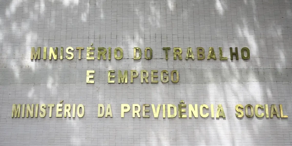 Mais de 54 mil empresas têm até esta quarta (15) para divulgar relatório de transparência salarial e comprovar ações pela igualdade entre homens e mulheres.