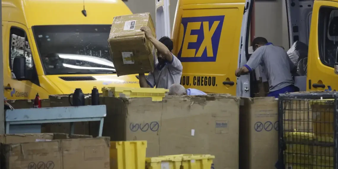 Correios anunciam plano de reestruturação com empréstimo de R$ 20 bilhões, novo PDV e venda de imóveis para equilibrar as contas até 2026 e gerar lucro a partir de 2027.