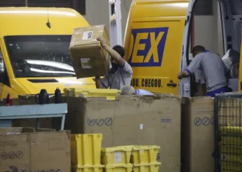 Correios anunciam plano de reestruturação com empréstimo de R$ 20 bilhões, novo PDV e venda de imóveis para equilibrar as contas até 2026 e gerar lucro a partir de 2027.