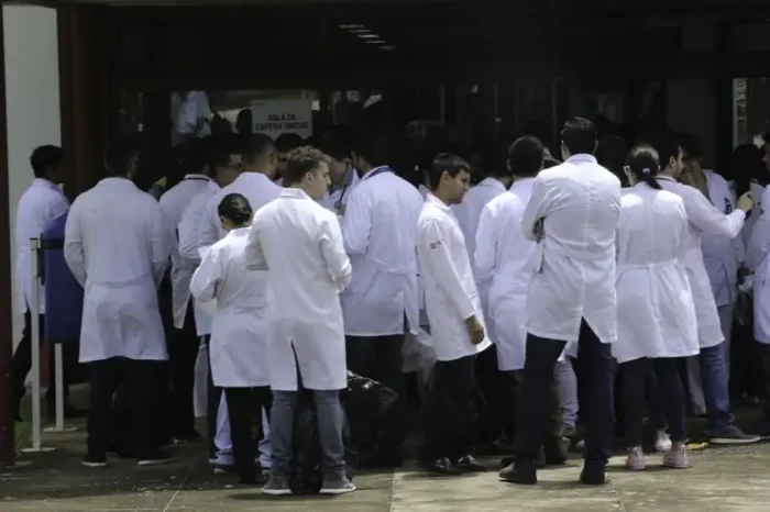 Candidatos do Revalida 2025/2 têm até 24 de outubro para enviar diplomas e certificados que comprovem a conclusão do curso de medicina. Envio fora do prazo gera reprovação automática.
