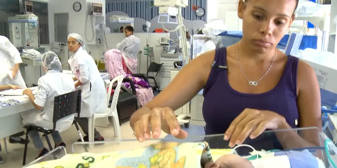 O Ministério da Saúde anunciou a habilitação de 18 novos hospitais da rede Amigo da Criança. A iniciativa, que recebe R$ 25 milhões, busca reduzir mortes maternas e neonatais e fortalecer o cuidado humanizado.