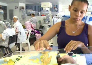 O Ministério da Saúde anunciou a habilitação de 18 novos hospitais da rede Amigo da Criança. A iniciativa, que recebe R$ 25 milhões, busca reduzir mortes maternas e neonatais e fortalecer o cuidado humanizado.