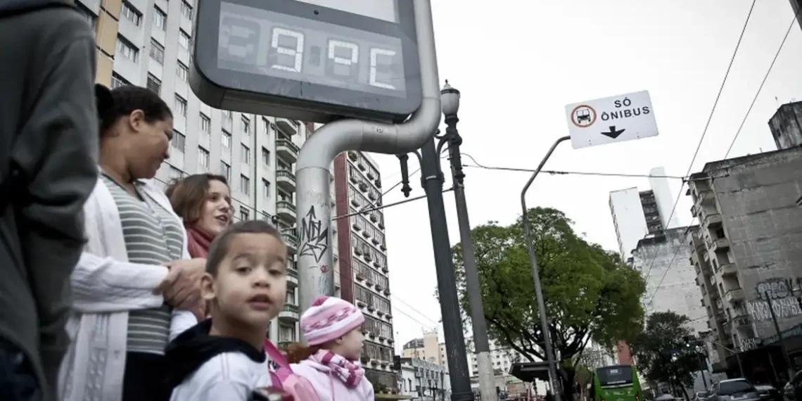 A Defesa Civil de São Paulo emite alerta de frio intenso para o interior e região metropolitana entre 25 e 27 de outubro. Órgão recomenda agasalho, hidratação e ventilação adequada.