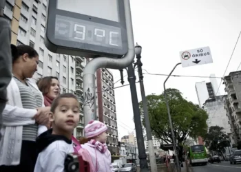 A Defesa Civil de São Paulo emite alerta de frio intenso para o interior e região metropolitana entre 25 e 27 de outubro. Órgão recomenda agasalho, hidratação e ventilação adequada.