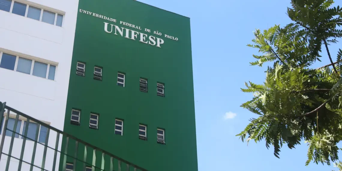 Polícia Federal realiza operação em Santos para investigar ameaças de massacre na Unifesp. Suspeito foi identificado e teve mandado de busca e apreensão cumprido nesta sexta (17).