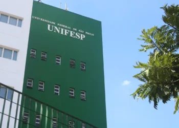 Polícia Federal realiza operação em Santos para investigar ameaças de massacre na Unifesp. Suspeito foi identificado e teve mandado de busca e apreensão cumprido nesta sexta (17).