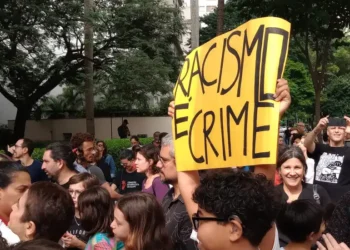 Defensoria Pública pede R$ 759 mil de indenização por racismo contra adolescente negro no Shopping Higienópolis e exige retratação e apoio psicológico.