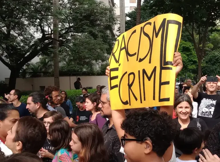 Defensoria Pública pede R$ 759 mil de indenização por racismo contra adolescente negro no Shopping Higienópolis e exige retratação e apoio psicológico.