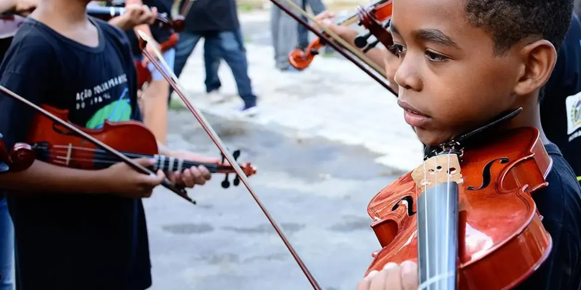 Há 30 anos, o projeto Ação Social pela Música do Brasil ensina instrumentos clássicos para jovens de 6 a 18 anos em comunidades do Rio de Janeiro, promovendo educação, cidadania e proteção social.Há 30 anos, o projeto Ação Social pela Música do Brasil ensina instrumentos clássicos para jovens de 6 a 18 anos em comunidades do Rio de Janeiro, promovendo educação, cidadania e proteção social.